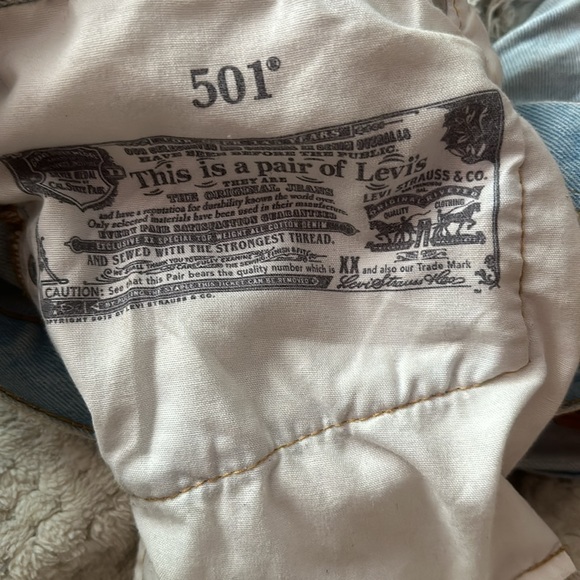 Levi 501 jean shorts - Picture 3 of 3